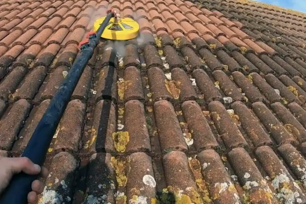 Dieses Bild zeigt einen direkten Vergleich vor und nach der Dachreinigung in Mühltal. Oben präsentiert sich das frisch gereinigte Dach in seiner sauberen Pracht, während unten noch das verschmutzte Dach zu sehen ist. Im Vordergrund befindet sich ein Reinigungsgerät, das bei der gründlichen Reinigung geholfen hat.